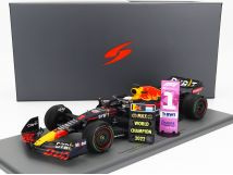 Max Verstappen Oracle Red Bull Racing RB18 #1 Winner Japanese GP 2022 with No. 1 and World Champion board 1/18 Spark